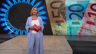 Die Moderatorin im SZ Studio vor dem Bild einer Gasflamme und Geldscheinen