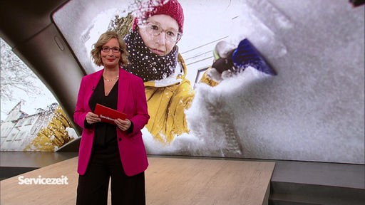 Die Moderatorin im Studio vor dem Bild einer Frau, die ihre Autoscheibe von Schnee befreit