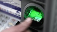 Bankkarte im Geldautomat