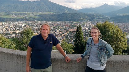 Das Bild zeigt Björn Freitag  mit Reisejournalistin Lea Hajner in Innsbruck.