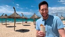 Auf dem Bild sieht man Reporter Sven Kroll am Strand von Mallorca.