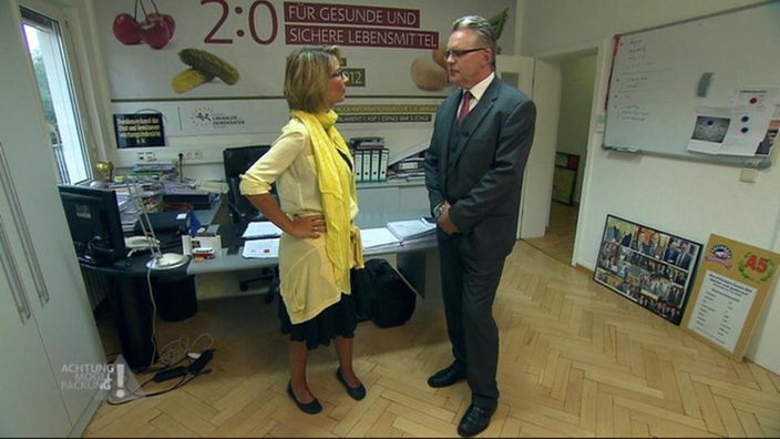 Yvonne Willicks und Werner Koch stehen in einem Büro