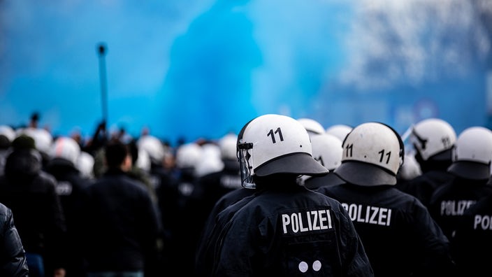 Polizeieinsatz beim Spiel zwischen dem FC St. Pauli und dem Hamburger SV
