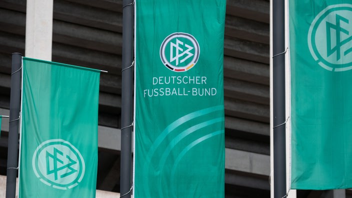 Flaggen auf denen das Logo und der Schriftzug des DFB abgebildet sind.  