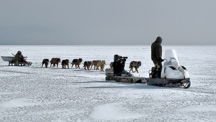 Kamerateam auf einem Schlitten im Eis