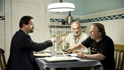 Prof. Karl-Friedrich Boerne (Jan Josef Liefers), Vater Thiel (Claus D. Clausnitzer) und Frank Thiel (Axel Prahl) essen gemeinsam Spargel.