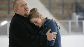 Freddy Schenk (Dietmar Bär) tröstest Jeanette Hinze (Merle Wasmuth). Der ehemalige Leistungssportler, Trainer und Preisrichter Stefan Müller wurde erfroren aufgefunden. 