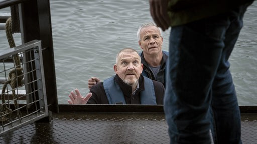 Die Kommissare Freddy Schenk und Max Ballauf sind mit einem Boot der Wasserschutzpolizei zu Daniel Huberty gebracht worden. Der Ex-Lehrer hat ein Ausflugsschiff auf dem Rhein entführt.