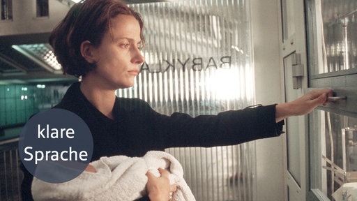 Maria Wagner (Claudia Michelsen) mit ihrem Baby vor der Babyklappe. 