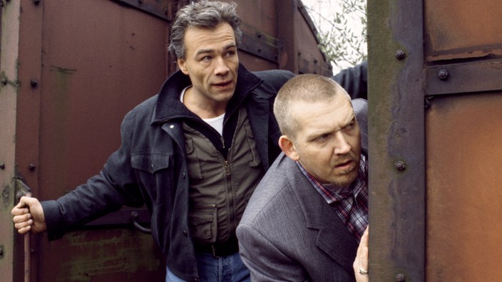 Während ihres ersten gemeinsamen Falls beobachteten die beiden Kommissare Ballauf und Schenk (v.l.: Klaus J. Behrendt und Dietmar Bär) einen Tatverdächtigen auf dem Güterbahnhof.