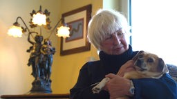 Eine ältere Dame mit einem Hund 