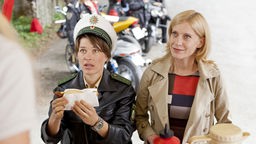 Sophie Haas (Caroline Peters, r.) und Bärbel Schmied (Meike Droste, l.) stärken sich am Imbisswagen mit einer Currywurst.