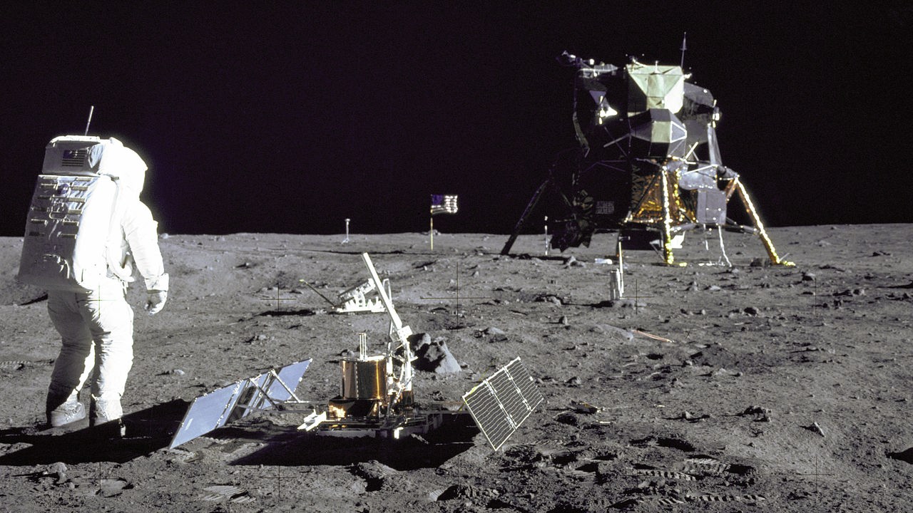 Die Mondlandefähre "Eagle" und die aufgestellten wissenschaftlichen Geräte auf der Mondoberfläche.