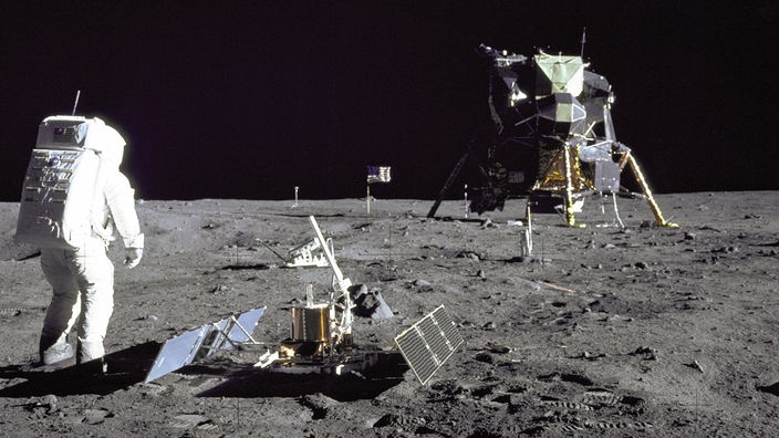 Die Mondlandefähre "Eagle" und die aufgestellten wissenschaftlichen Geräte auf der Mondoberfläche.
