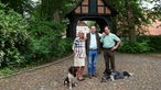 Henner Erpenbeck mit sener Mutter Freya und Vater Ulrich, plus den beiden Hunden. 