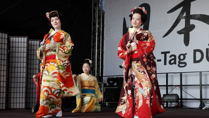 Hanayagi Tomokinu & Watanabe-Tanzgruppe bei ihrem Auftritt am japan-Tag in Düsseldorf