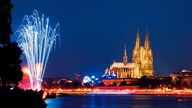 Feuerwerk über dem Rhein, im Hintergrund der Kölner Dom