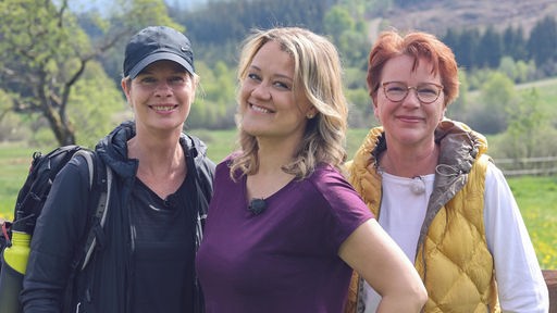 Lisa Feller entdeckt den Wander-Westen. Gemeinsam mit Wanderführerin Stefanie Hetzel (li) und der Sauerland-Krimiautorin Kathrin Heinrichs (re).