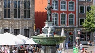 Blick auf den Aachner Markt mit Karlsbrunnen, vom Rathaus aus.