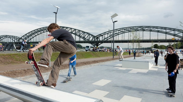 Skater im Kölner Rheinauhafen 