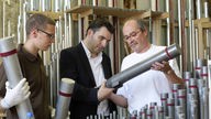 Philipp Klais in der Bonner Werkstatt des Instrumentebauers im Gespräch mit zwei Mitarbeitern