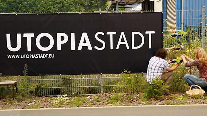 Großer Banner am Zaun mit der Aufschrift von Utopiastadt in Wuppertal.