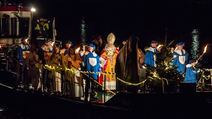 Der Nikolaus kommt in Rheine mit dem Boot. 