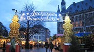 Der reich beleuchtete und geschmückte Eingang zum Weihnachtsmarkt Aachen