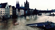 Hochwasser Köln 1995, Blick auf den Rehein, der Dom im Hintergrund. 