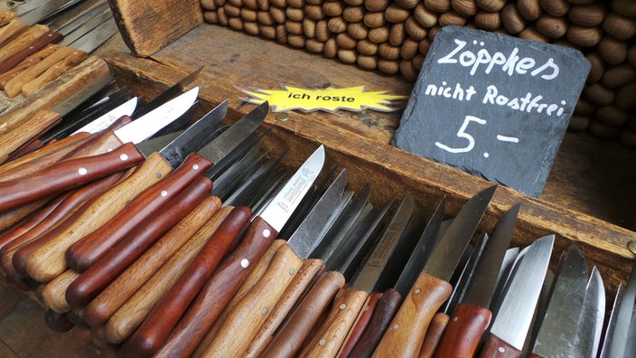 Ein Stand mit Zöppken genannten Schälmessern auf dem jährlich stattfindenden Flohmarkt Zöppkesmarkt. 