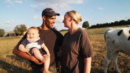 Das Bild zeigt Joana und Dominick mit ihrem Sohn.