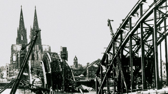 Zerstörte Rheinbrücke, im Hintergrund der Kölner Dom