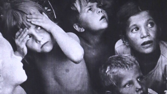 Verängstigte Kinder während des Zweiten Weltkrieges in Leningrad