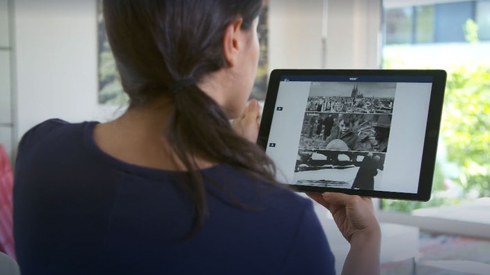 Frau hält ein Tablet in der Hand