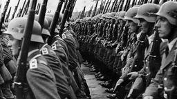 Marschierende Wehrmachtssoldaten