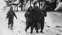 Wehrmachtssoldaten auf einem verschneiten Weg