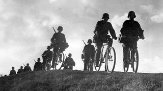 Soldaten auf Fahrrädern