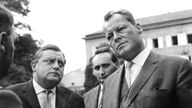 sw-Foto: Egon Bahr im Park, zwischen Franz Josef Strauß und Willy Brandt