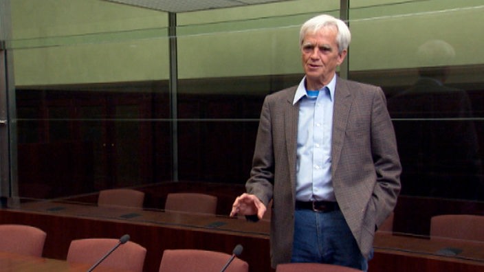 Hans-Christian Ströbele im leeren Gerichtssaal