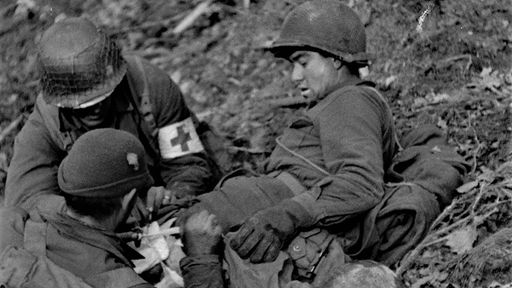 sw-Foto zwei US-Soldaten verbinden einen dritten