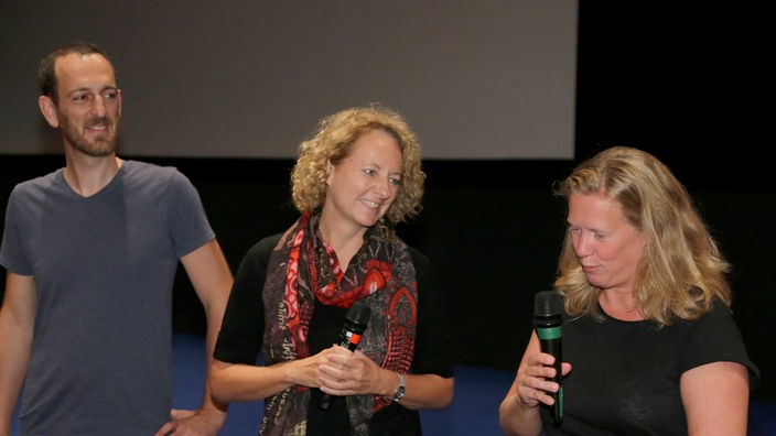 Die betreuende WDR-Redakteurin Jutta Krug (Mitte), Christiane Hinz und Jan Winter sprechen bei der Premiere von "Sexualität weltweit" im Filmforum des Museum Ludwig über das Phänomen YouTube.