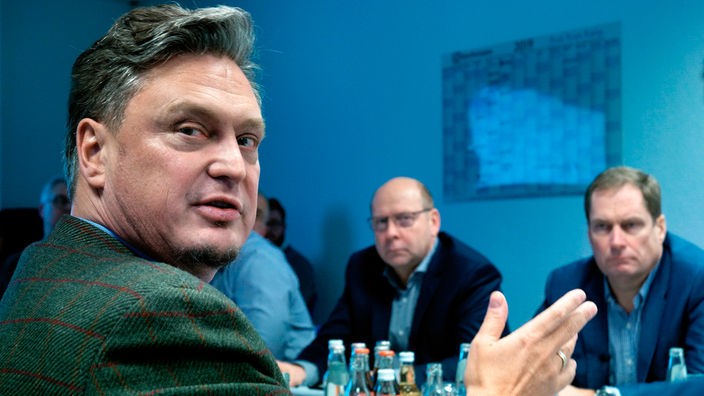 Der damalige Parlamentarische Geschäftsführer Frank Hansel der AfD-Fraktion im Berliner Abgeordnetenhaus bei einer Besprechung mit anderen Menschen in einem Büro