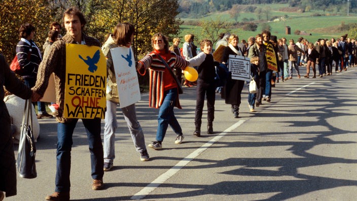Eine Menschenkette der Friedensbewegung am 22.10.1983 in Neu-Ulm 