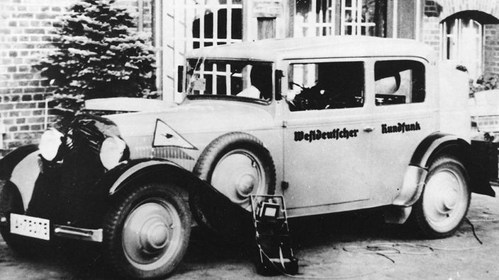 Einer der ersten Übertragungswagen des WDR 1929 vor dem Sendergebäude in Münster.