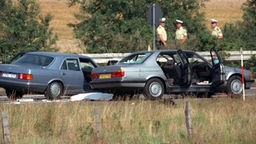  Gladbecker Geiseldramas: links der Mercedes, mit dem die Polizei die Täter stoppte, und rechts der Fluchtwagen.