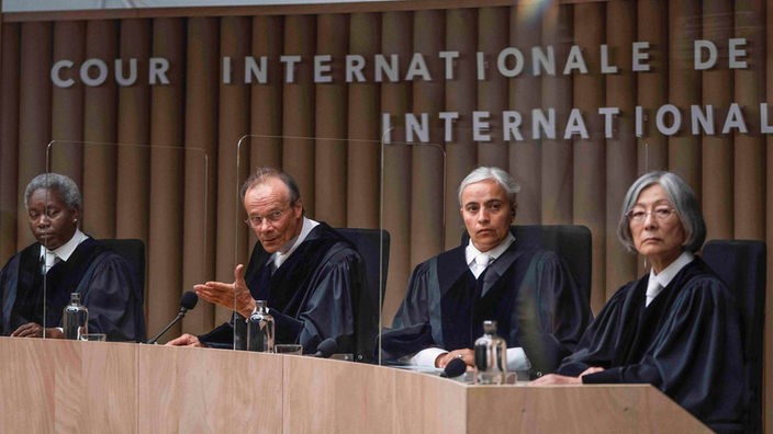 Szene aus Ökozid: Die Richterinnen und Richter am Internationalen Gerichtshof: Robin Gooch, Edgar Selge, Immculada Fornells Gonzalez, Masumi Fukuchi (v.l.n.r)
