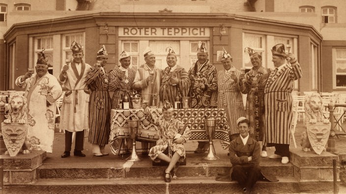 Historisches sw-Foto zeigt kostümierte Mitglieder des Kleinen Kölner Klubs beim Ausflug in den 1920er Jahren