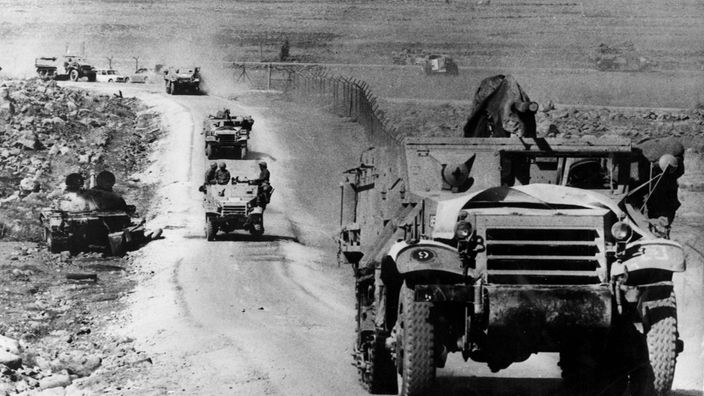 Militärfahrzeuge im heißen Wüstensand