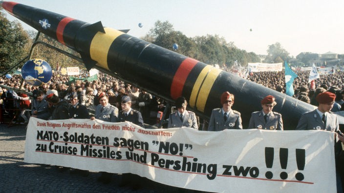 Bundeswehrsoldaten in Uniform mit einem Transparent gegen Raketen-Stationierungbei der Friedensdemonstration im Bonner Hofgarten 1983