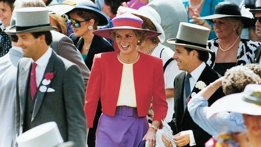 Prinzessin Diana besucht Ascot in lila und rosa Mütze und rosa Blazer